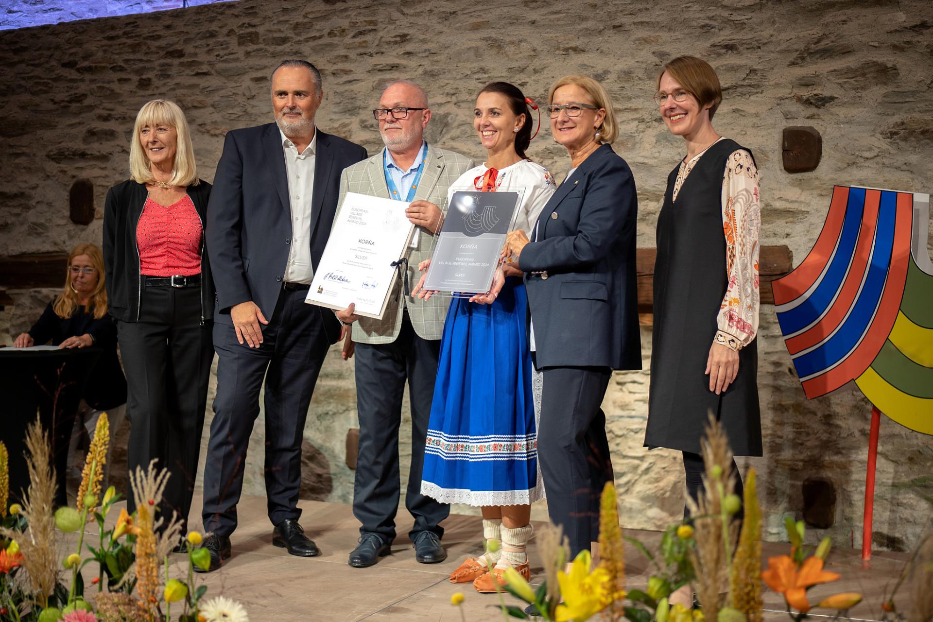 Európska cena obnovy dediny_Starostka Dediny roka 2023 - obce Korňa M. Bebčáková preberá strieborné ocenenie