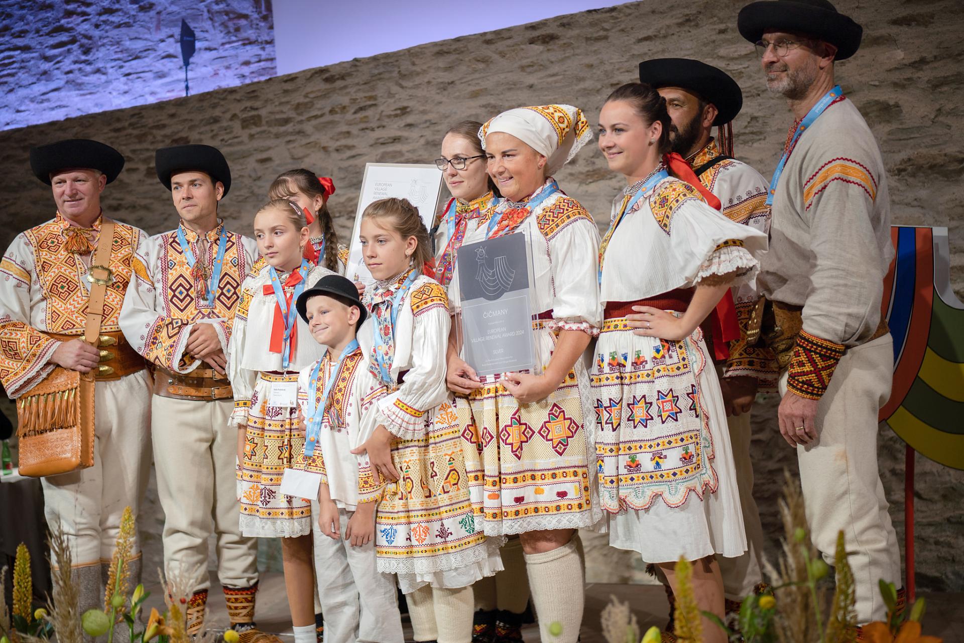 Európska cena - Delegácia z Čičmian na pódiu