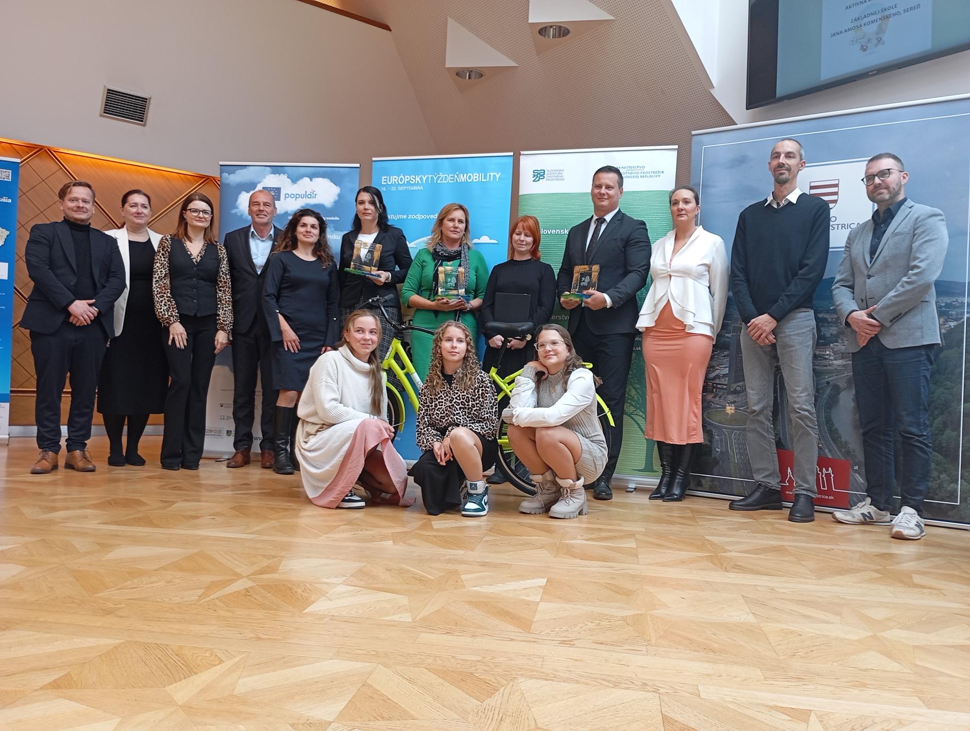 Generálny riaditeľ SAŽP Juraj Moravčík na fotografii s víťazmi ETM 2024: Mesto Stará Turá, Košický samosprávny kraj a ZŠ J.A. Komenského v Seredi. 