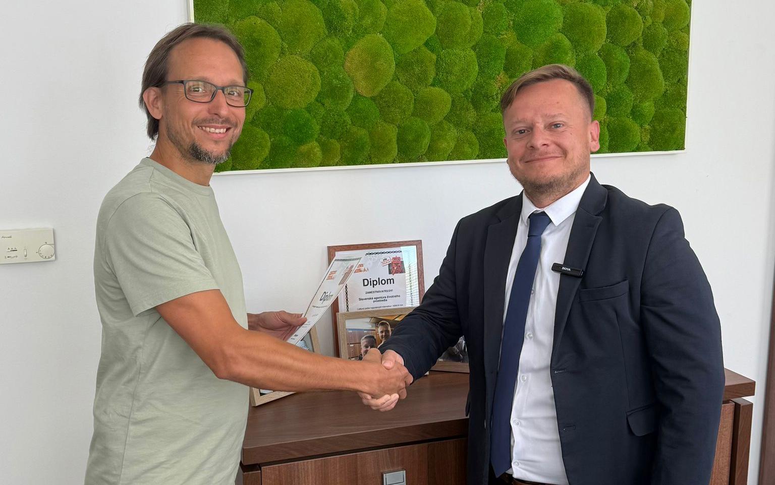 Foto generálny riaditeľ odovzdáva diplom