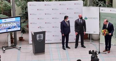 zástupca mesta pri preberaní ocenenia Enviromesto 2021